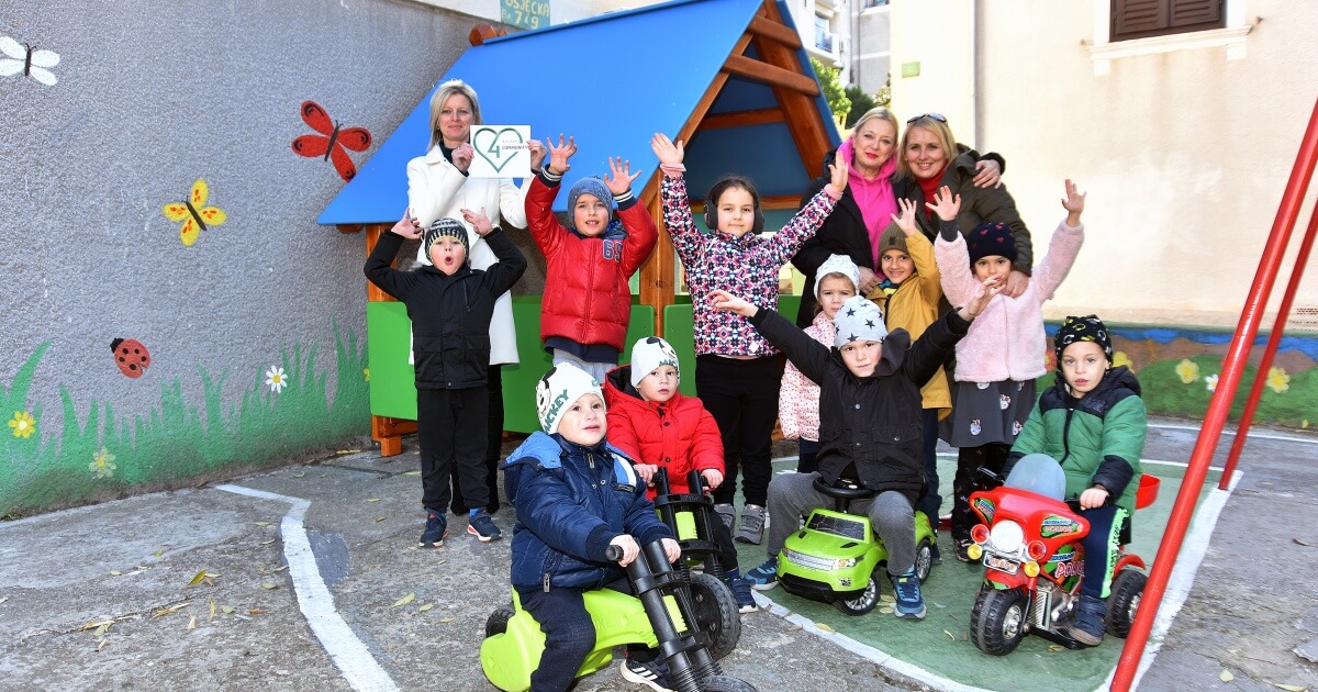 Calucem distributes gifts earlier than Santa Claus!